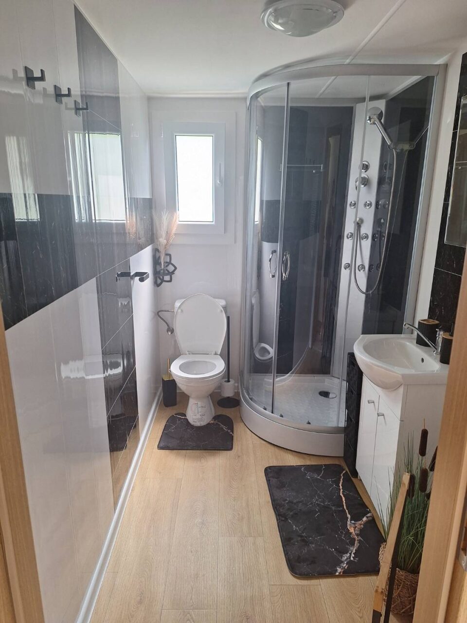 Sprchový kút a WC